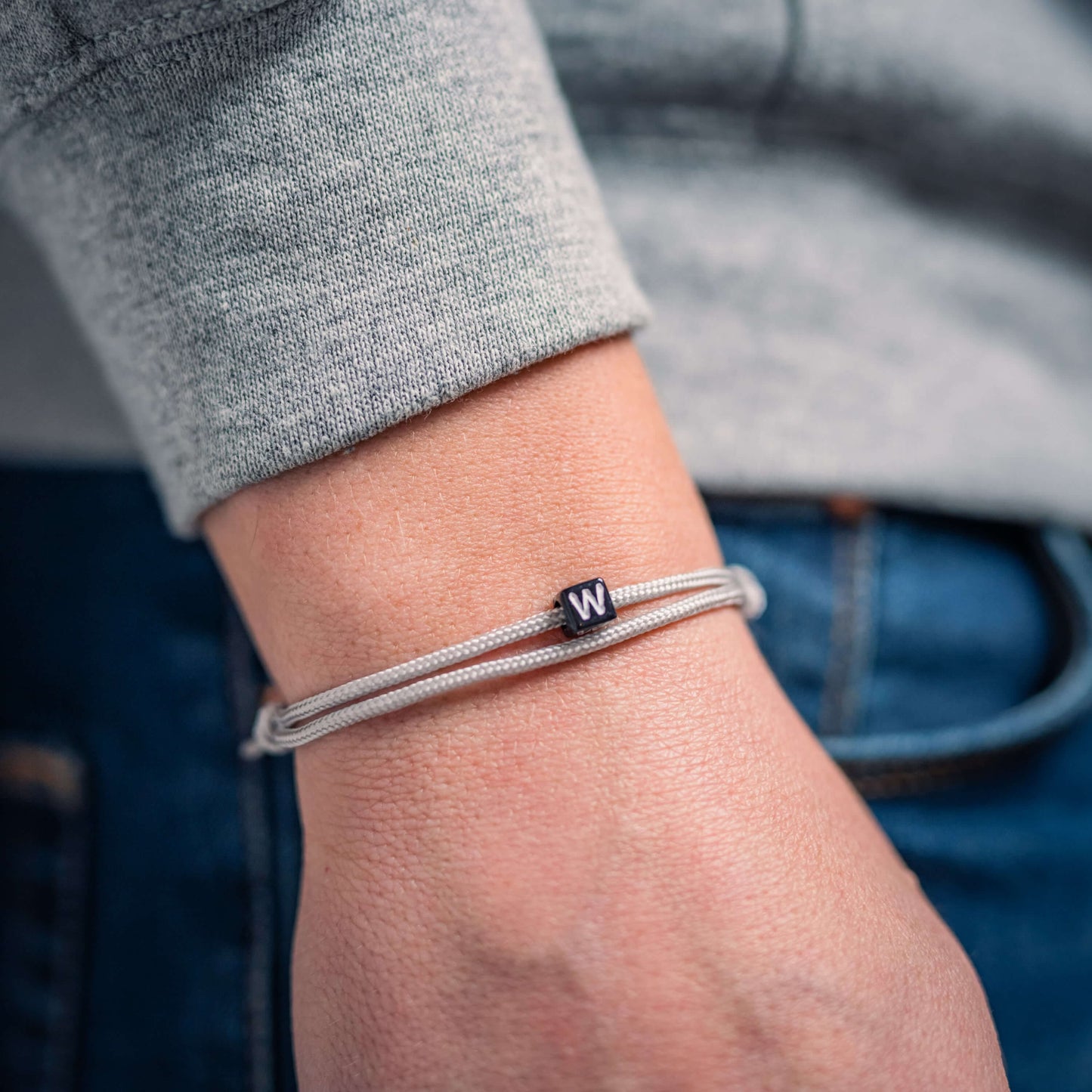 buchstaben-armband-freundschaftsarmband-damen-mädchen-grau