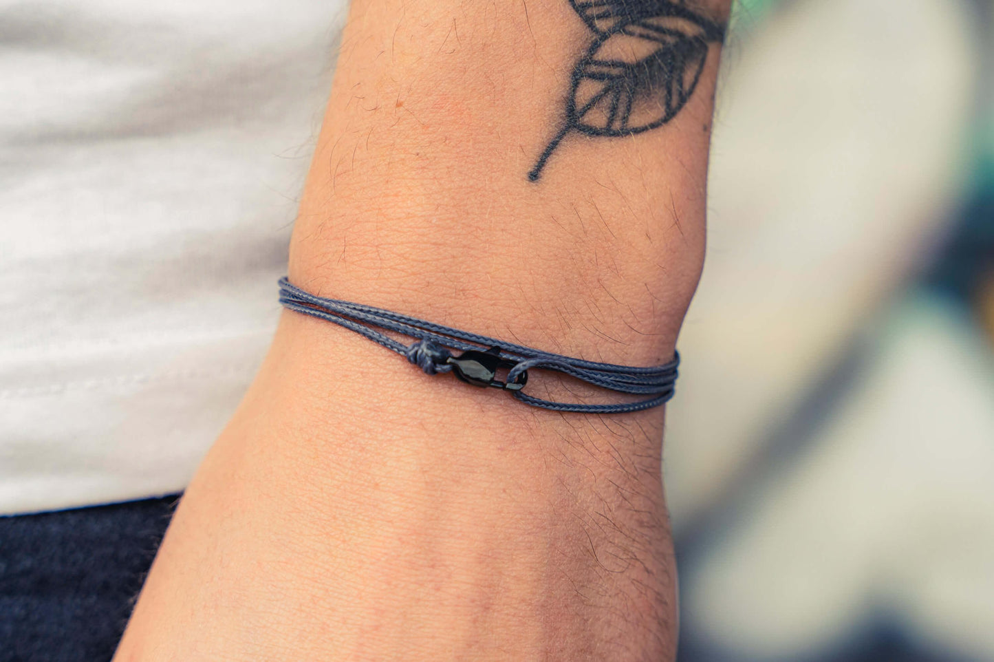 karabiner-surfer-armband-herren-maritim-grau