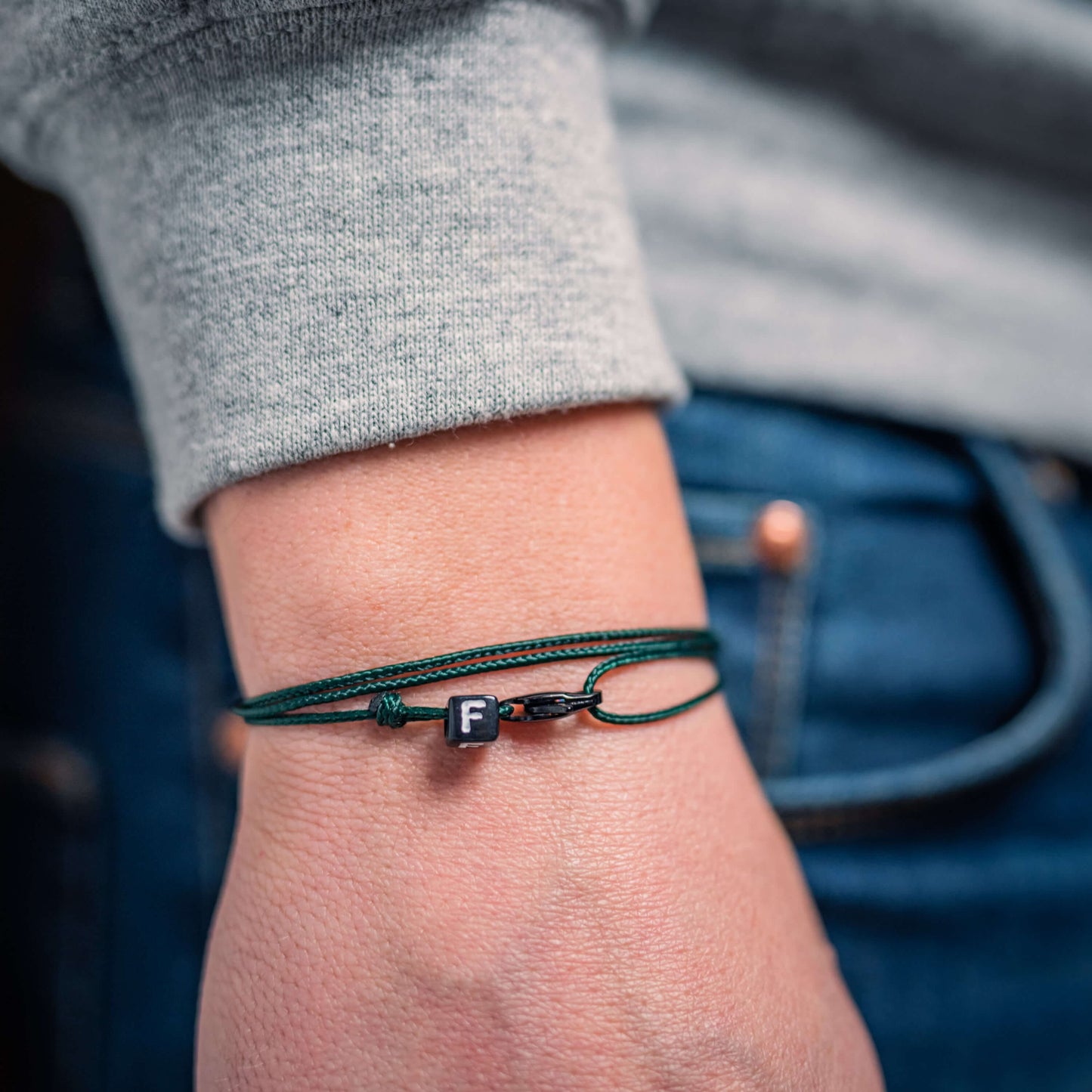 personalisiertes-armband-buchstaben-armband-grün