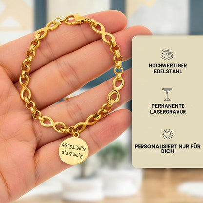 Kabelkettenarmband im Infinity-Design mit personalisiertem Gravuranhänger & Blumensymbolen – Gold 01