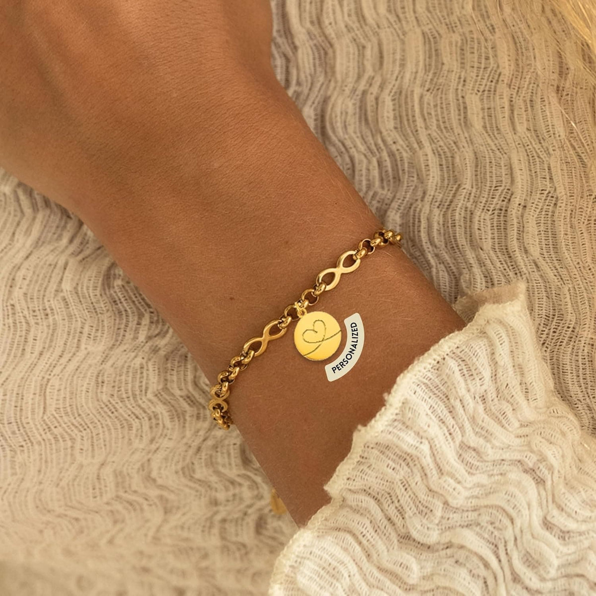 Kabelkettenarmband im Infinity-Design mit personalisiertem Gravuranhänger & Blumensymbolen – Gold 01
