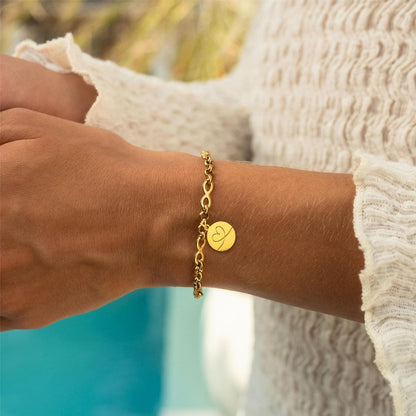 Kabelkettenarmband im Infinity-Design mit personalisiertem Gravuranhänger & Blumensymbolen – Gold 01