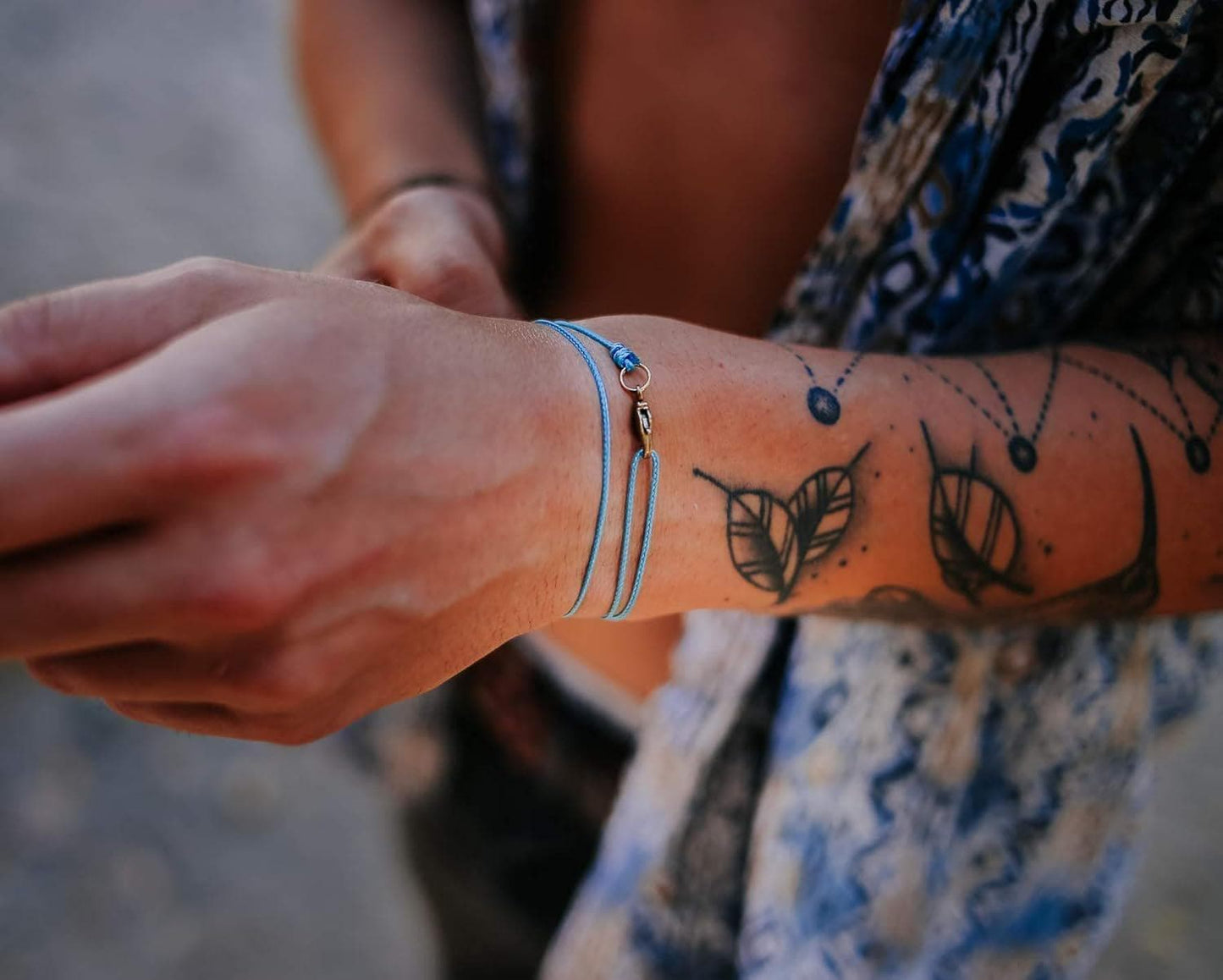 Karabiner Dünnes Surfer Armband – Verstellbar & Wasserfest