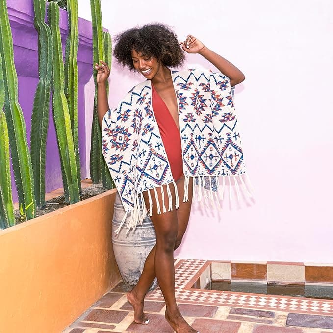 Boho Poncho Damen – Weiß Fransen Cape im Ethno Stil