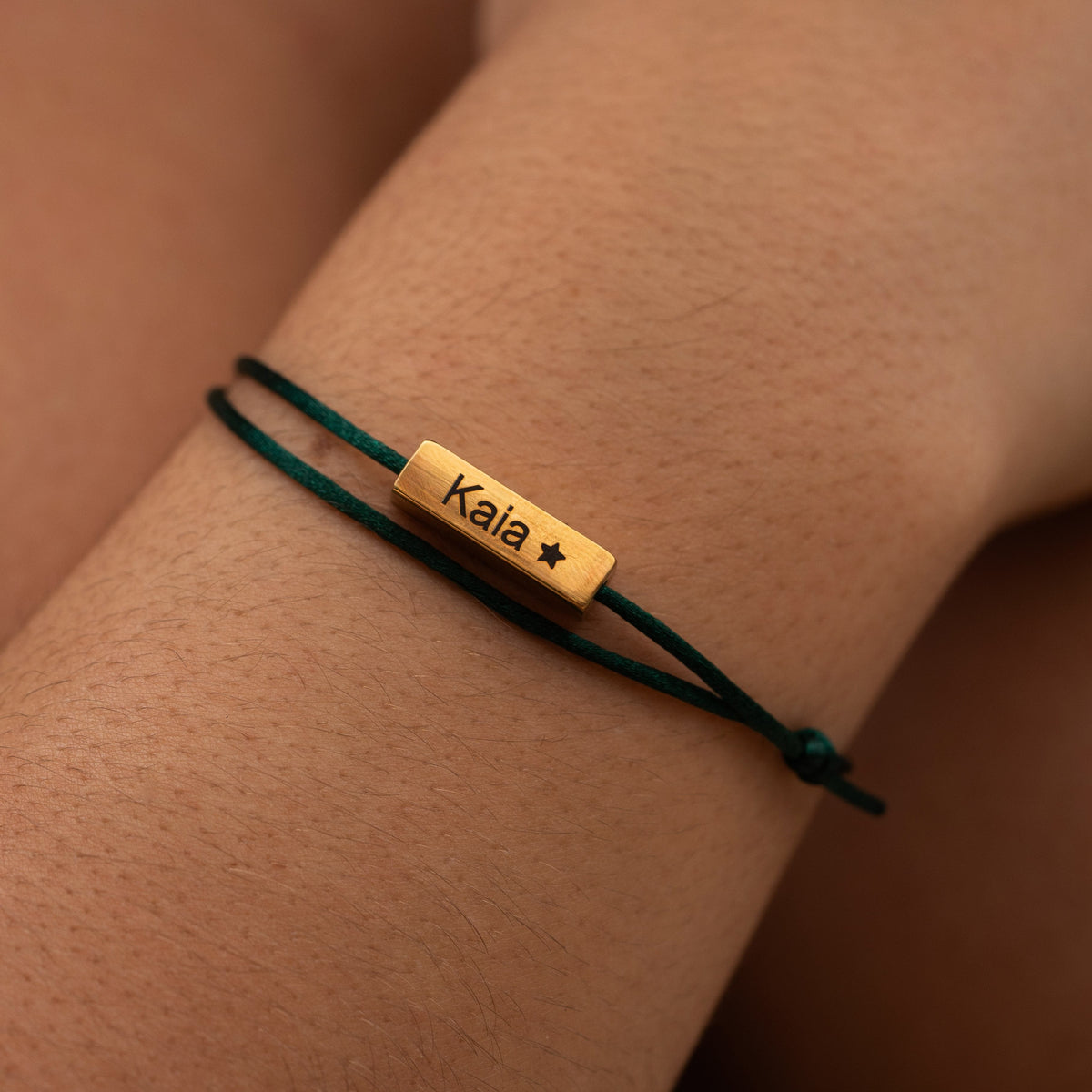 Personalisierbares Doppel-Kordelarmband mit Stabanhänger – Grün