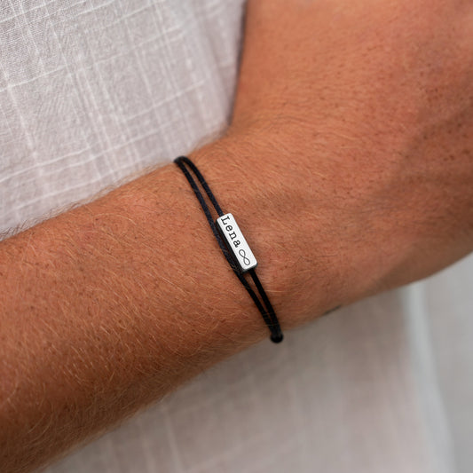 Personalisierbares Doppelband-Armband mit Stabanhänger – Schwarz