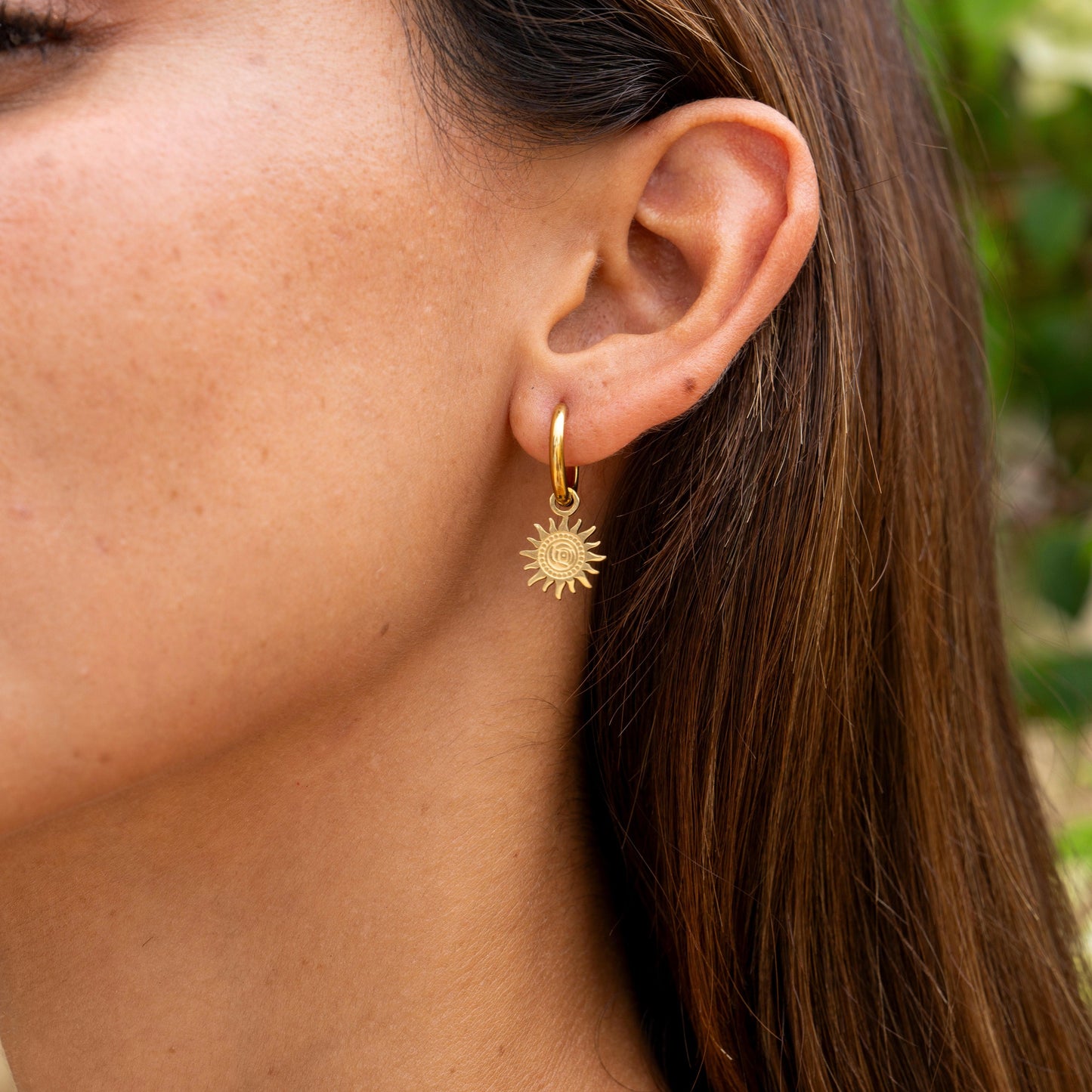 Goldene Creolen mit Sonne & Mond Anhänger