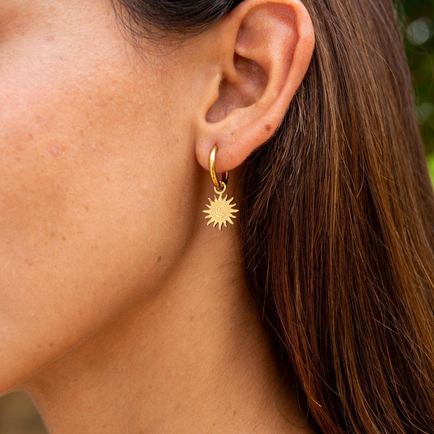 Goldene Creolen mit Sonne & Mond Anhänger