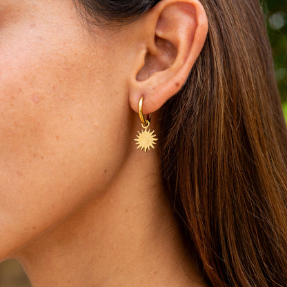 Goldene Creolen mit Sonne & Mond Anhänger