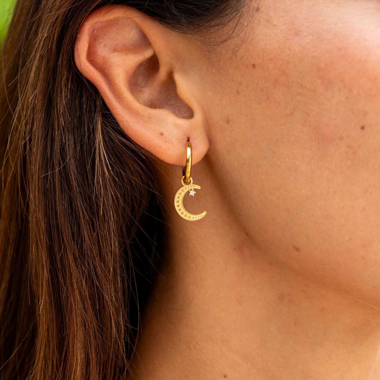 Goldene Creolen mit Sonne & Mond Anhänger