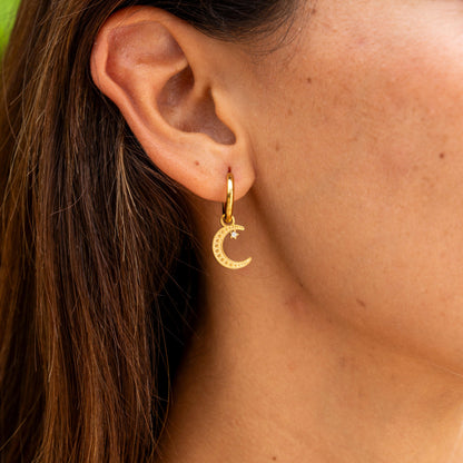 Goldene Creolen mit Sonne & Mond Anhänger