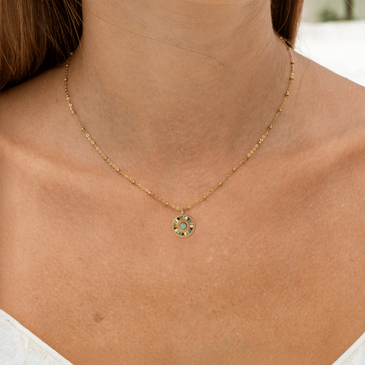 Goldene Mandala Halskette mit Türkisstein – Boho Schmuck