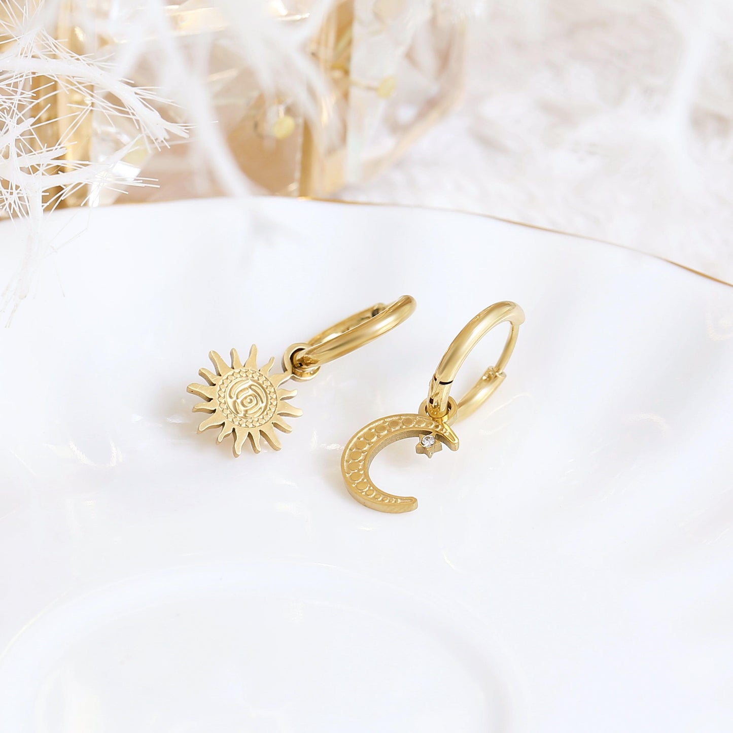 Goldene Creolen mit Sonne & Mond Anhänger