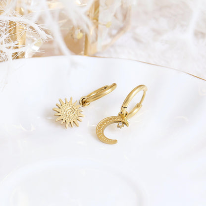 Goldene Creolen mit Sonne & Mond Anhänger