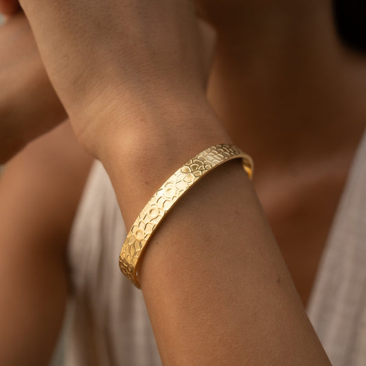 Goldener Edelstahl Armreif Verstellbar Gehämmert