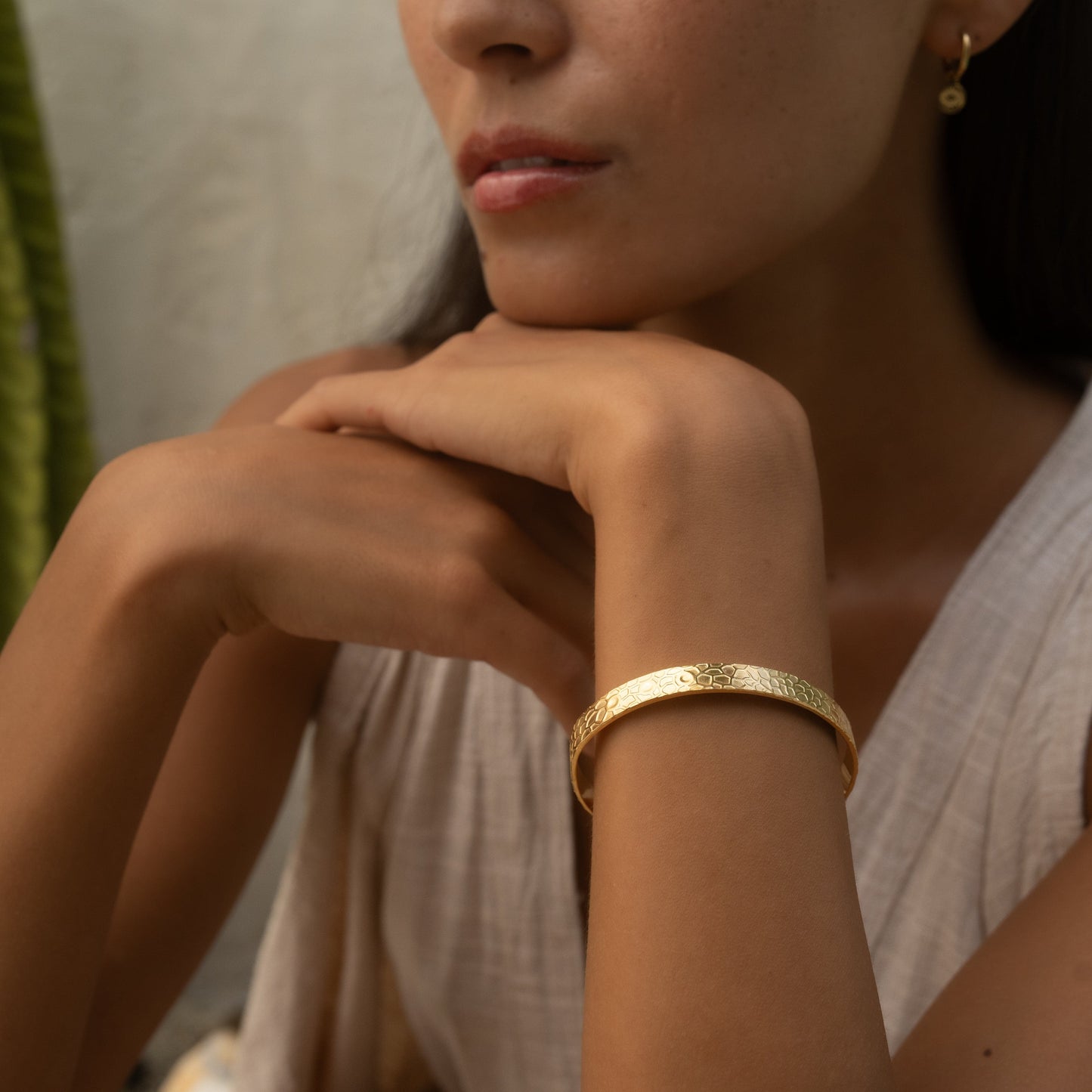 Goldener Edelstahl Armreif Verstellbar Gehämmert