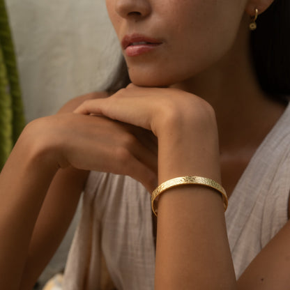Goldener Edelstahl Armreif Verstellbar Gehämmert