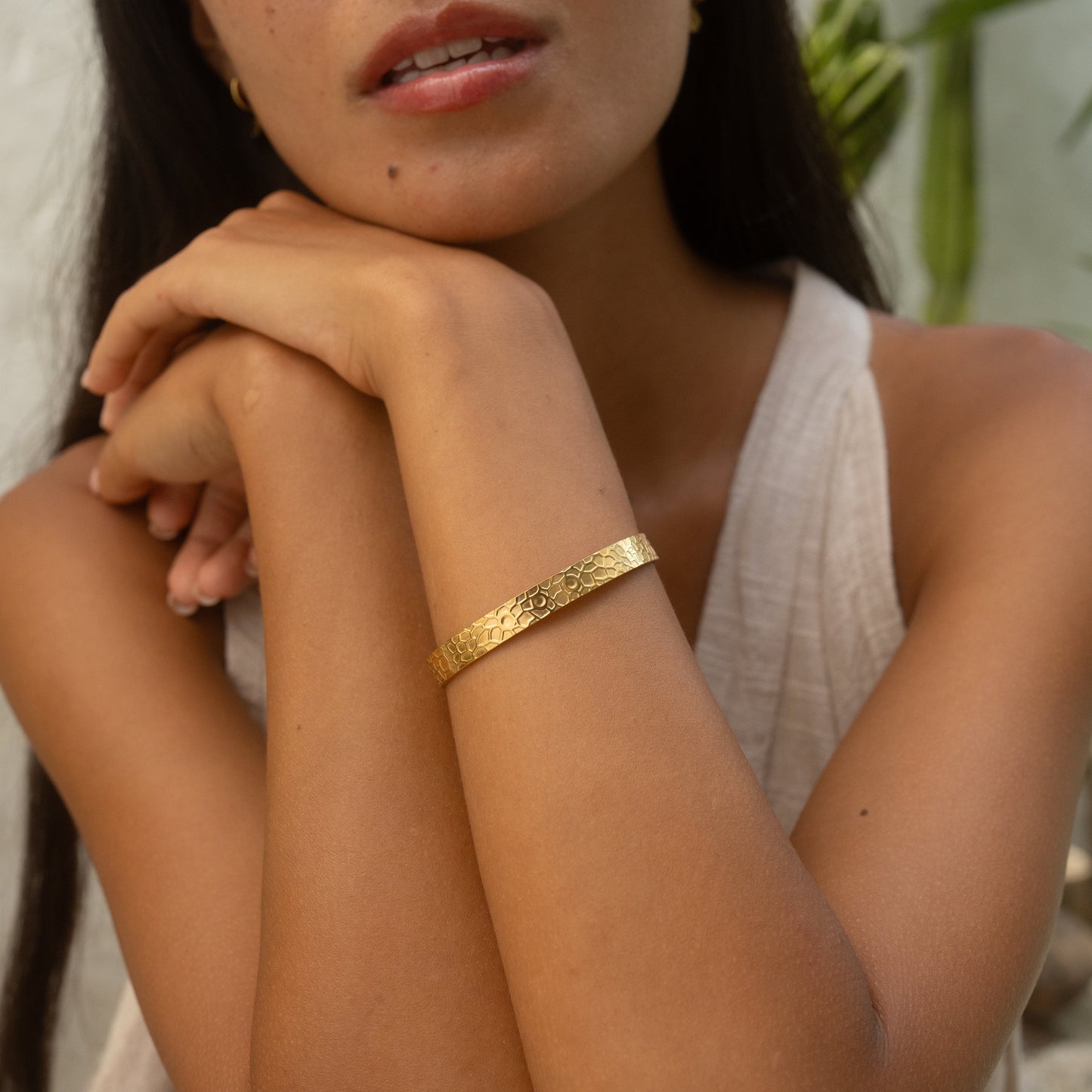 Goldener Edelstahl Armreif Verstellbar Gehämmert