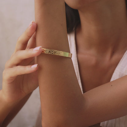 Goldener Edelstahl Armreif Verstellbar Gehämmert