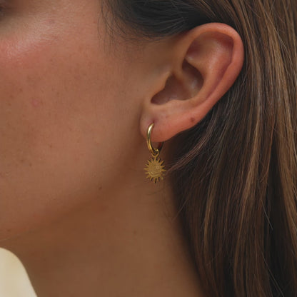 Goldene Creolen mit Sonne & Mond Anhänger