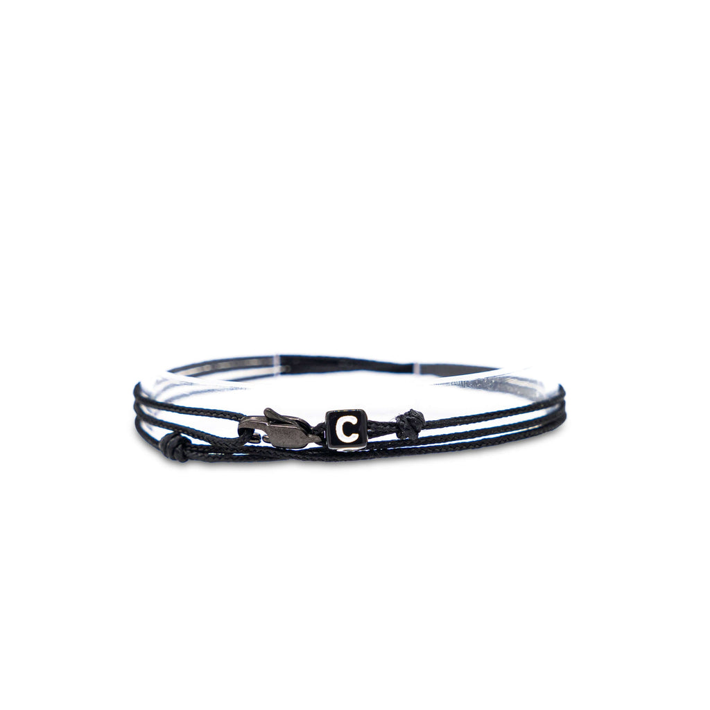 personalisiertes-armband-buchstaben-armband-schwarz